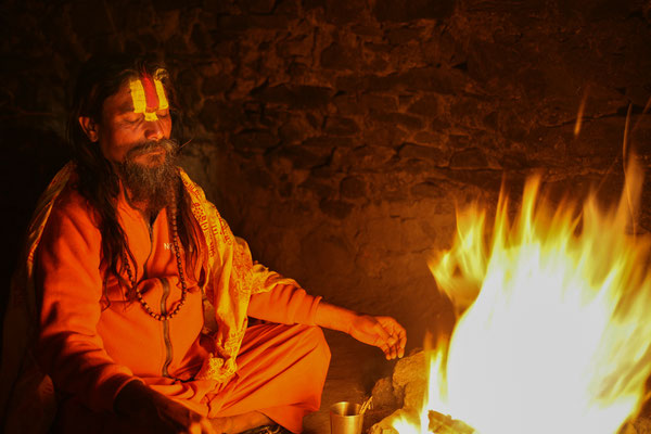 Sadhu-Lagerfeuer-Unterwegs-Trekking-Tour-Mustang-Nepal-E693