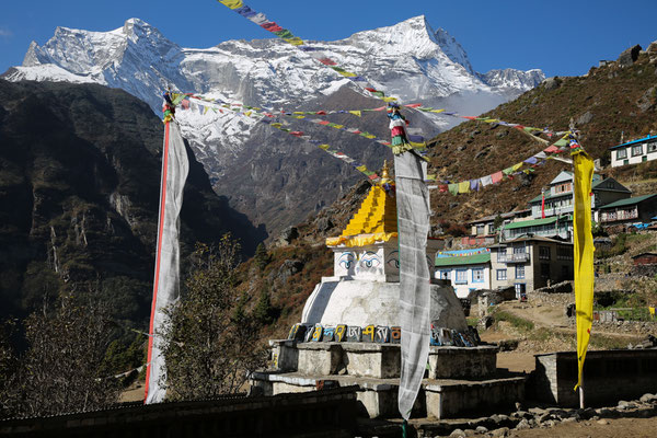 Gebetsfahnen-Tempel-Kloester-Buddhismus-B587