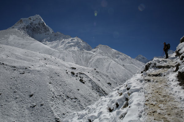 Nepal-Everest-Abenteurer-bei-Pass-Solo-Khumbu-Rueckweg-D782