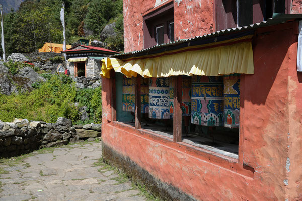 Gebetsmuehlen-Unterwegs-zum-EBC-Camp-Nepal-D521