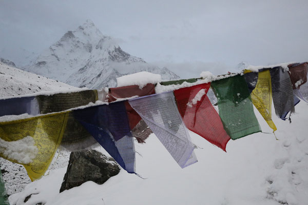 Gebetsfahnen-Tempel-Kloester-Buddhismus-B590