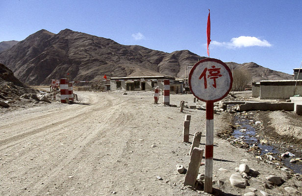 Jeep-Tour-Check-Point-Unterwegs-Tibet-Grenzerfahrung-F646