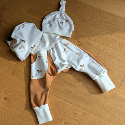 Pferdchen auf beige,  Größe 2, Mütze oder Loop zzgl. je 8 Euro