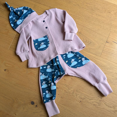 Traval Bär blau, Hose Gr. 2 aus Cord-Jersey, 25 €, Collegejäckchen Gr. 80, 31 €, Mütze 10 €, nur als Set zusammen 66 €