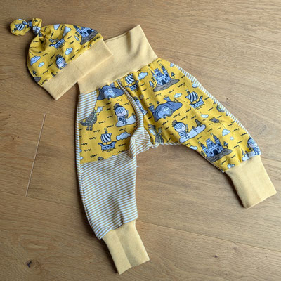 Bei den Rittern gelb, Größe 2, Mütze oder Loop zzgl. je 10 Euro