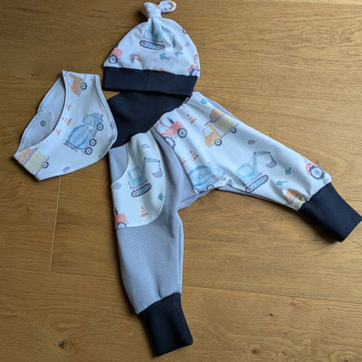 Trucks auf grauem Cordjersey, Größe 2, 25 €, Mütze oder Dreiecktuch zzgl. je 10 €