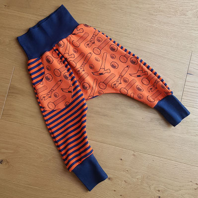Werkzeug orange, Größe 3, dazu gibt es einen passenden Pulli