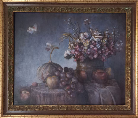 “Natura morta con fiori, frutta e farfalle” (con cornice) - olio su tela, cm. 50 x 60 - Pioltello, collezione privata