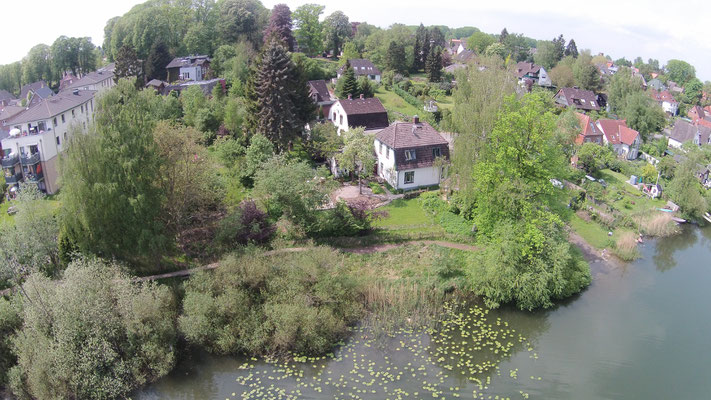 Blick auf das Ferienhaus am Kirchsee, der Garten der "alten Musikschule", im Hintergrund die "alte Musikschule" mit Anbau (Rückseite)