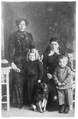 Family and Spitz on a very old photo