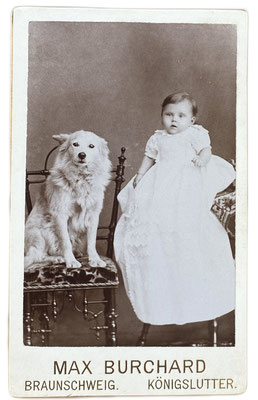 Kleines Mädchen mit ihrem Babysitter-Spitz. Fotostudio Max Burchard, Königslutter. 