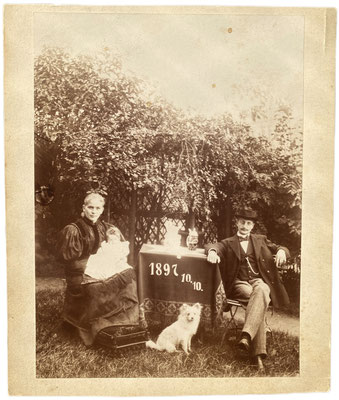 Helene Bertha Renker, Paul Georg Renker mit der kleinen Käthe und Hund Stift im Jahre 1897. 