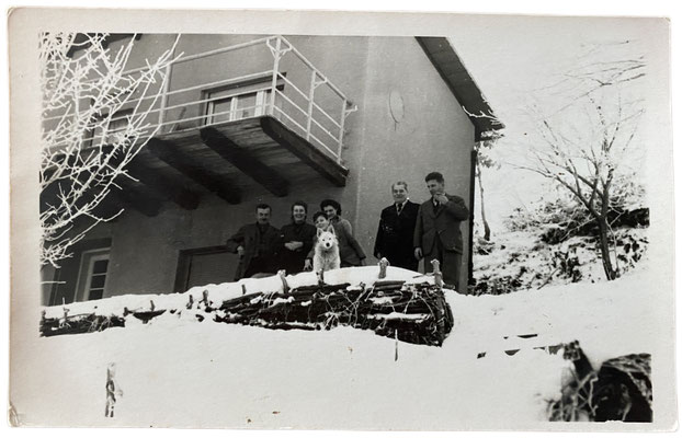 Im Mittelpunkt - wie immer der Spitz. Spitzer mit seiner Familie vor dem Haus im Schnee