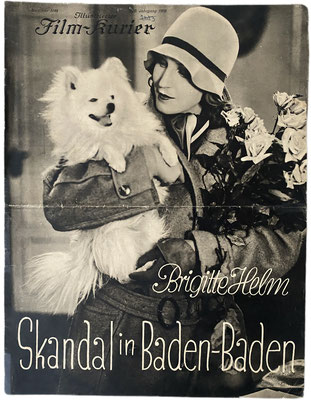 Stummfilmstar Brigitte Helm mit einem Zwergspitz im Film "Skandal in Baden-Baden"