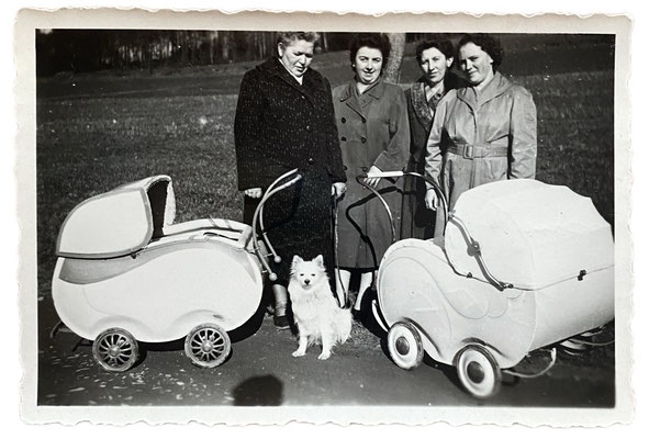 Foto von 1957 "Michael Schmidt und seine 4 Patinnen, nebst Spitz"/ Lengenfeld