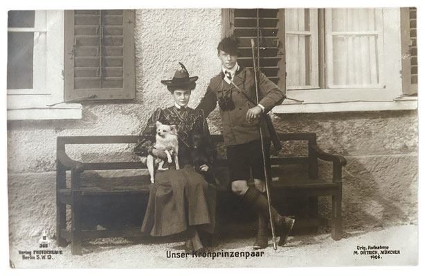 Das preußische Kronprinzenpaar Cecilie und Wilhelm von Preußen mit Spitz