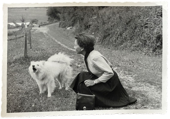 1953: Marianne mit bellendem Spitz