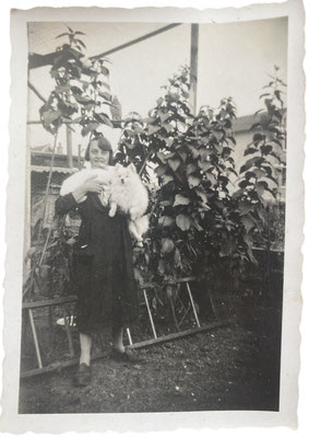 Ein Mädchen trägt Deutsche Spitze auf dem Arm