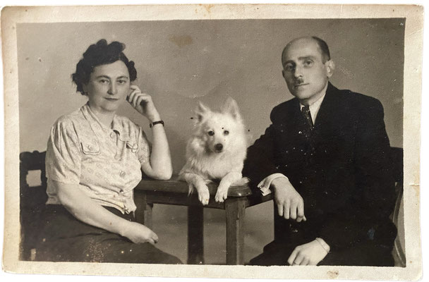 Ehepaar mit weißem Spitz auf Familienfoto