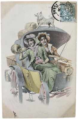 Eine Postkarte aus Frankreich, die zwei junge Damen in einem offenen Cabriolet zeigt, auf dessen Dach ein weißer Spitz mit Löwenschur steht. Karte beschriftet mit M.M. Vienne Nr. 206
