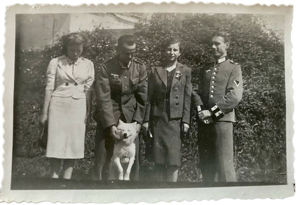 Wehrmachtssoldat mit seiner Familie und seinem Spitz