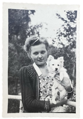 Frau aus den 40er-Jahren mit ihrem jungen Kleinspitz