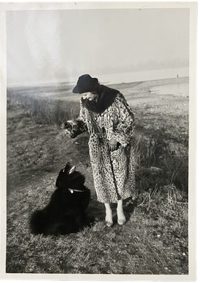 Von 1965: Frau mit Leopardenpelzmantel und schwarzem Großspitz