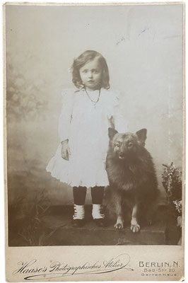 Kleines Mädchen mit Wolfsspitz. Haase's Photographisches Atelier, Berlin Bad-Straße 20