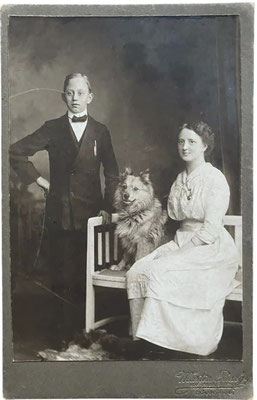 Mutter, Sohn und Großspitz auf einem Familienportrait Ende des 19. Jahrhunderts.