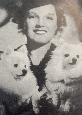 Die deutsche Schauspielerin Magda Schneider mit zwei Zwergspitzen auf einem Foto aus den 30er Jahren