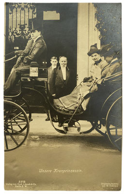 Die Kronprinzessin Cecilie mit ihrem Spitzlein