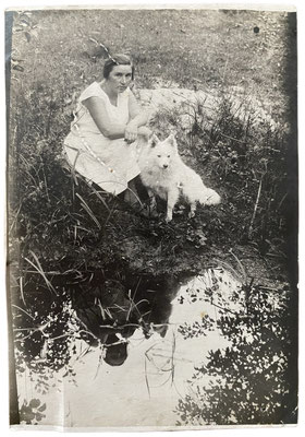 Foto aus den 40er-Jahren: Frau mit Spitz am See