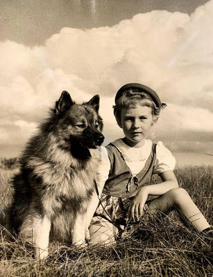Junge mit Wolfsspitz in den 50er-Jahren