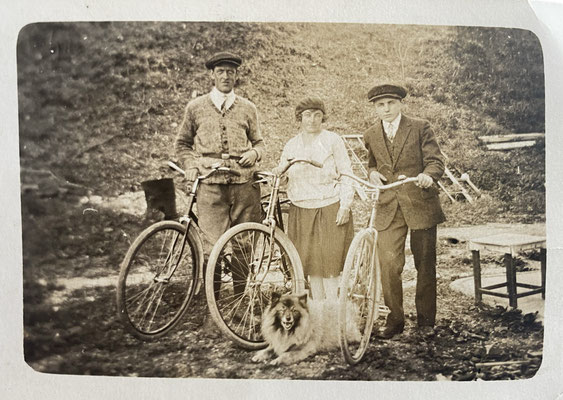 Der Wolfsspitz als Fahrradbegleithund (um 1900)
