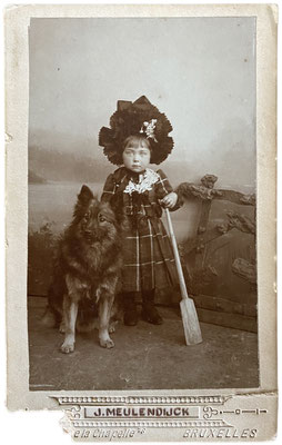 Kleines Mädchen mit einem wildfarbenen Großspitz, fotografiert in Brüssel, vermutlich vor 1900. Fotoatelier Meulendwick, Brüssel