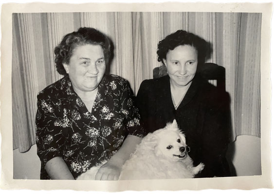 Zwei Damen mit einem dicken, lachenden Spitzlein, 1950er-Jahre