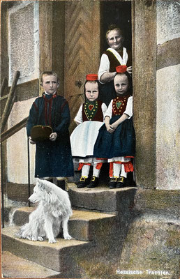 Kinder in hessischer Tracht mit einem weißen Spitz (Kunstverlag Gust, Serie 8, Nummer 182)
