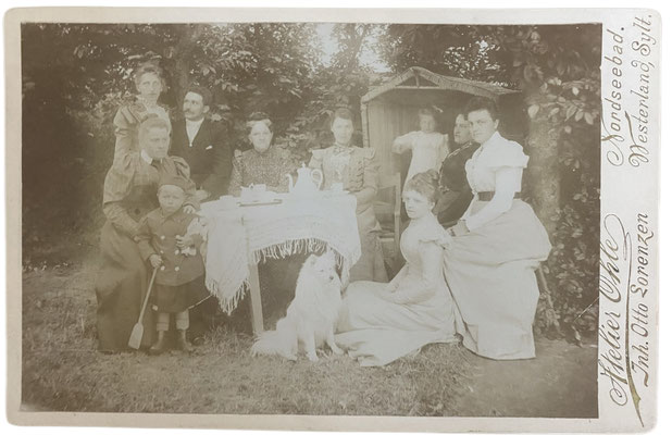 Urlaubseindrücke der Vergangenheit aus Sylt: Spitz mit Familie beim Picknick. Aus dem Atelier Ohle, Inhaber Otto Lorenzen, Westerland Sylt