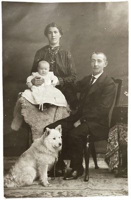 Von 1916: weißer Spitz mit Familie und Säugling