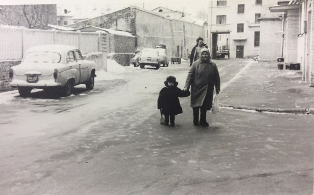У входа на помойку (слева). Начало "того" двора. На дальнем плане  виден 1-й подезд и вторая арка, замурованная в 1990-х гг.