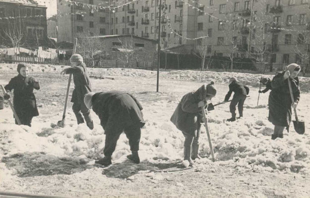 Уборка снега на катке