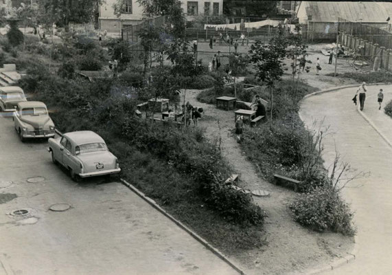 И вот результат. Зеленая зона и спортивная площадка за сеткой. 1963. 