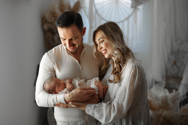 Familienportrait mit natürlichem Fensterlicht im Boho-Studio