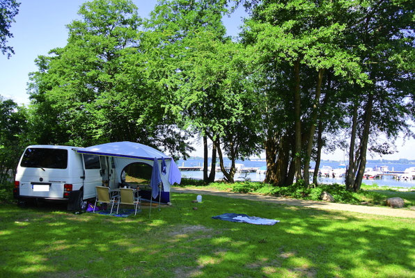 Unsere S(ee) und M(arina)-Plätze direkt am Ufer © Naturcamping Zwei Seen am Plauer See/MV . https://www.zweiseen.de