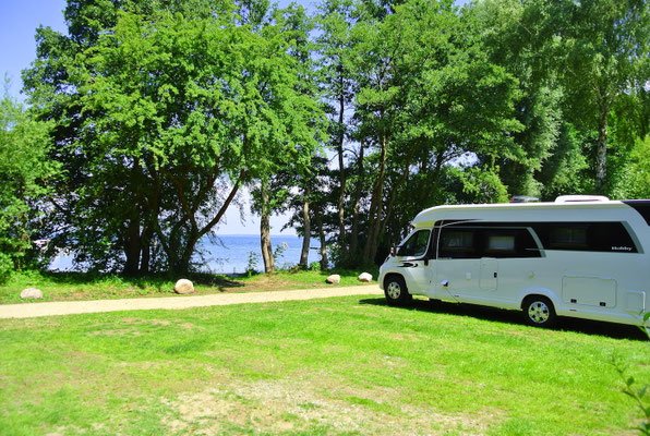 Unsere S(ee) und M(arina)-Plätze direkt am Ufer © Naturcamping Zwei Seen am Plauer See/MV . https://www.zweiseen.de