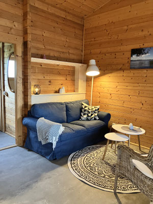 Wohnzimmer im Blockhaus Typ A/26 - Naturcamping Zwei Seen 