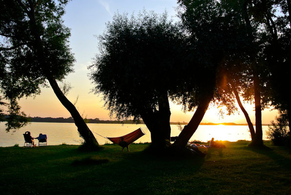 Sonnenuntergang - jeden Abend, einer schöner als der andere! Genießen Sie ihn an Ihrem Lieblingsplatz bei uns © Naturcamping Zwei Seen, www.zweiseen.de