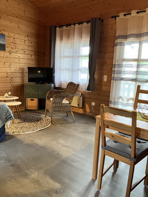 Wohnzimmer im Blockhaus Typ A - Naturcamping Zwei Seen 