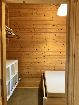 Elternschlafzimmer mit Doppelbett (140x200) im Blockhaus Typ A - Naturcamping Zwei Seen 