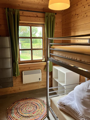 Kinderzimmer mit Etagenbett im Blockhaus Typ A ab 3 Jahren - Naturcamping Zwei Seen 